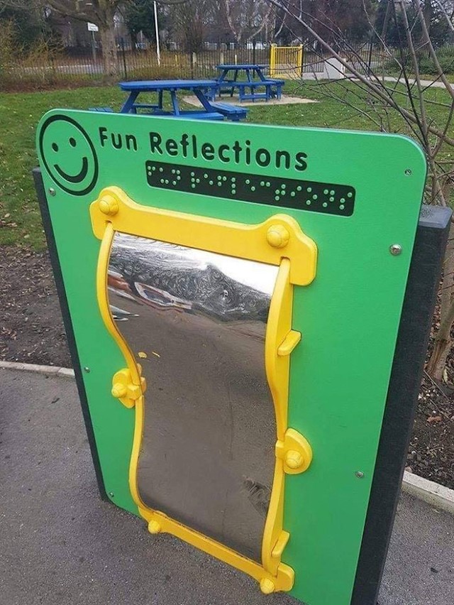 Beskorisna poruka za slijepe osobe postavljena je iznad "zanimljivog zrcala" na kojem ionako ništa ne vide jer su slijepi.