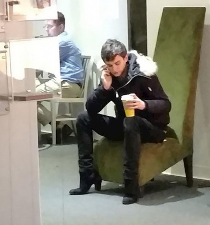 Na fotki izgleda kao da nosi štikle, no to nije istina. I ovdje ćete morati malo bolje proučiti fotku.