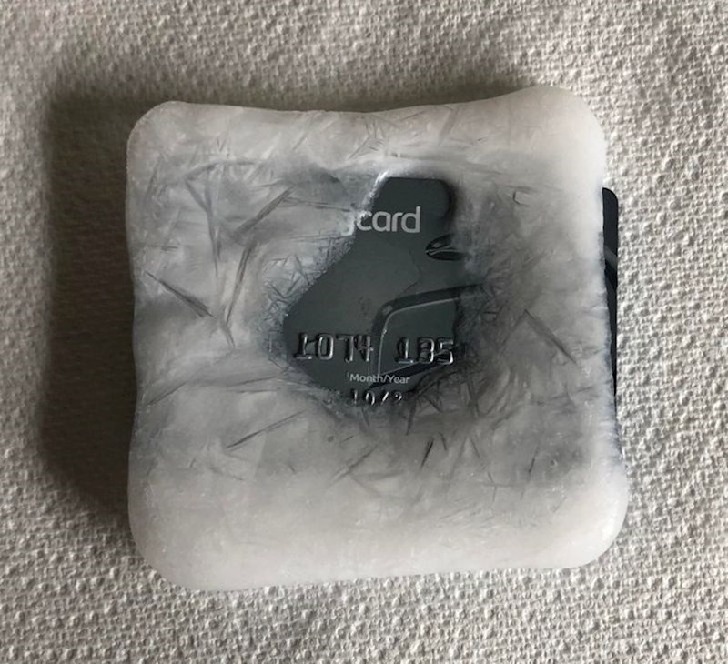 "Volim trošiti previše novca pa sam smislila rješenje. Bankovnu karticu sam smrznula."