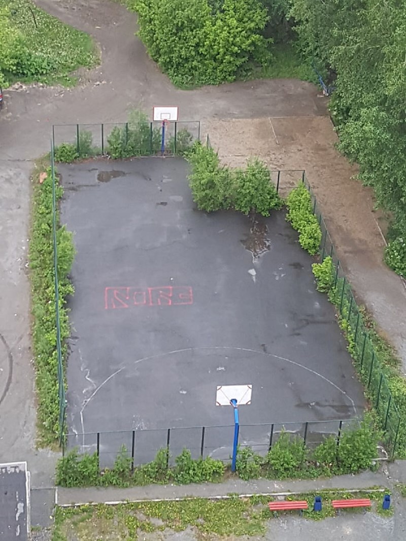 Iz nekog razloga nisu mogli napraviti cijelo košarkaško igralište.