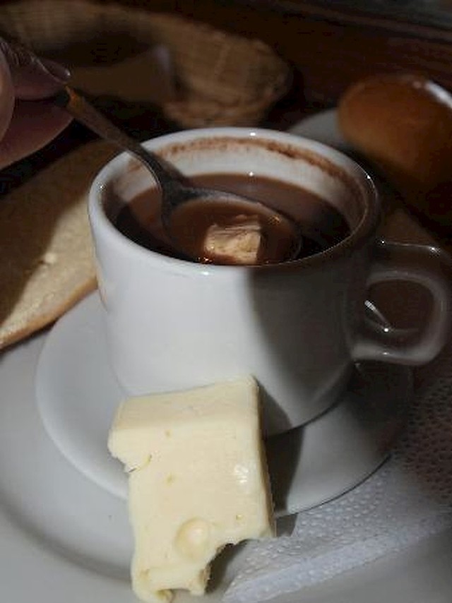 Kolumbijci, topla čokolada i sir