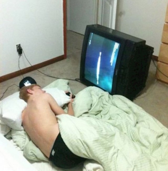 Kako gledati TV dok ležiš na boku