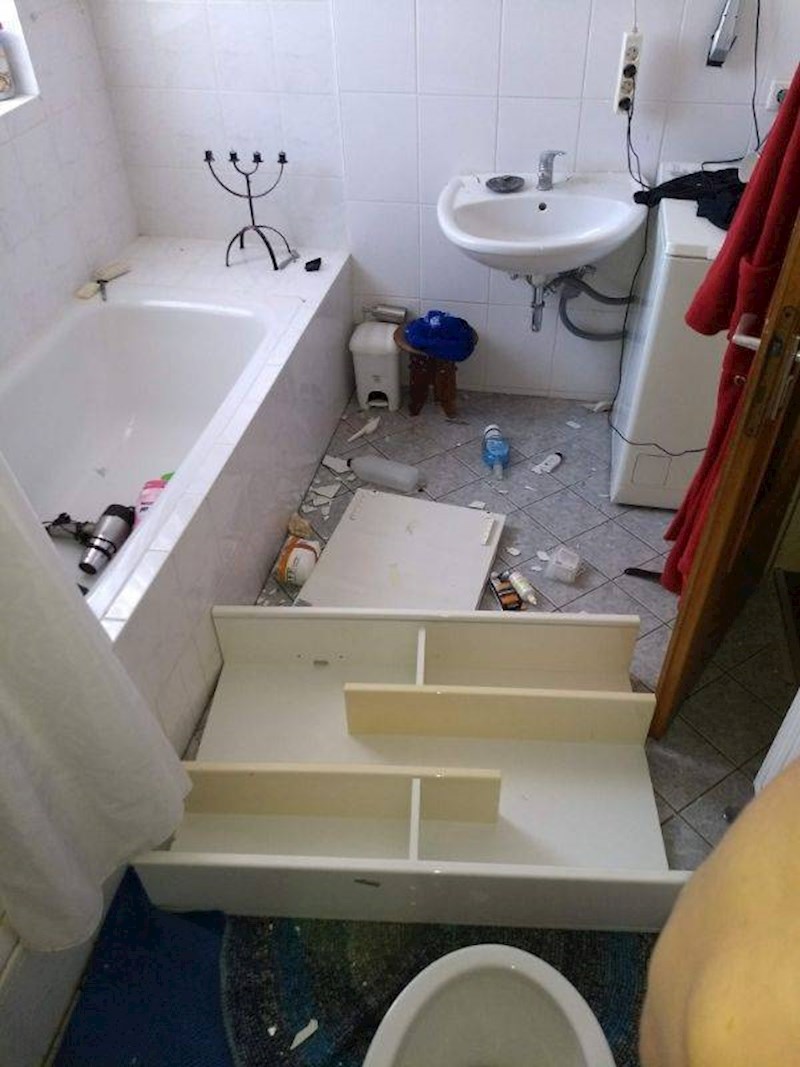 "Odjednom smo čuli glasan zvuk iz kupaonice. Evo što se dogodilo."