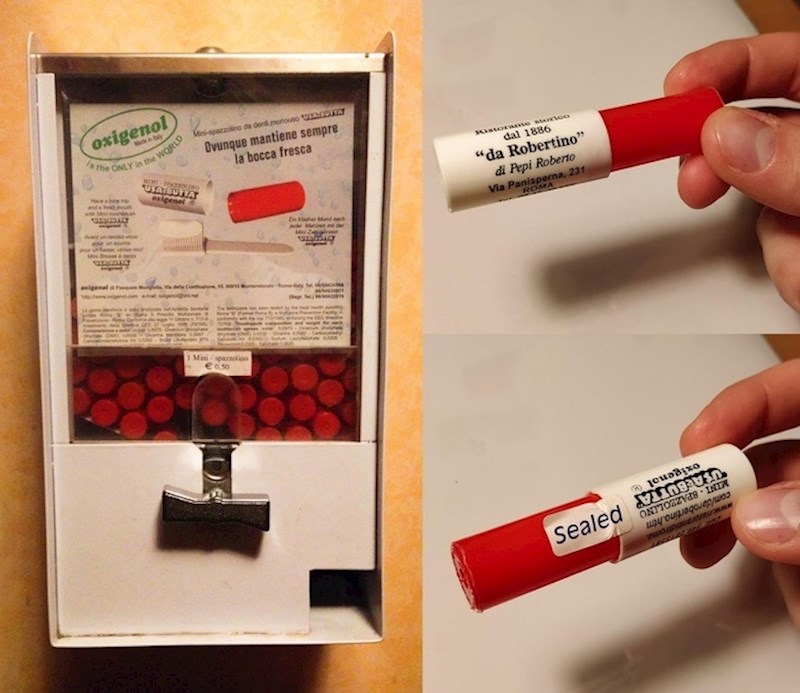 Ovaj restoran ima automat s malim jednokratnim četkicama za zube.