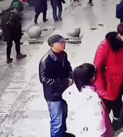 Muškarac je razvio vlastitu metodu za krađu mobitela, no uhvatila ga je kamera