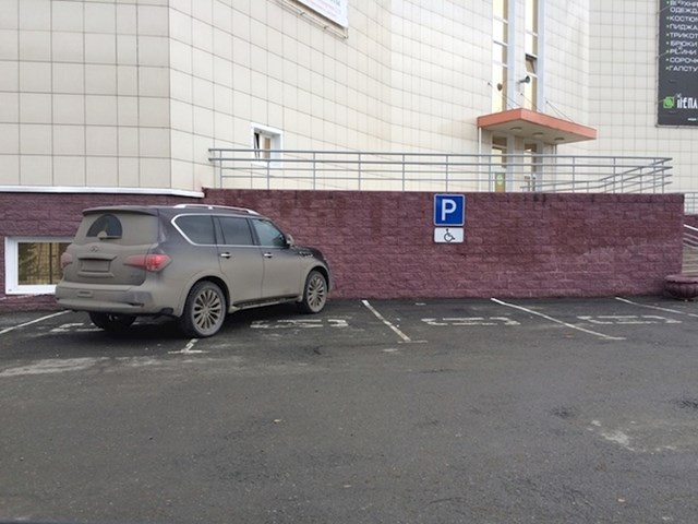 Kakva osoba moraš biti da ovako parkiraš na parkirnim mjestima za invalide?