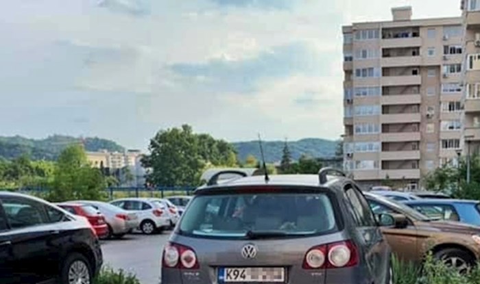 Snalažljivi vozač iz BiH nasmijao je društvene mreže svojim načinom parkiranja