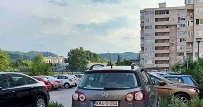 Snalažljivi vozač iz BiH nasmijao je društvene mreže svojim načinom parkiranja