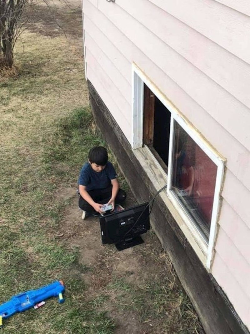 Mama ga je natjerala da se malo igra vani...