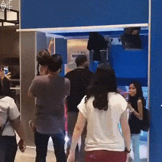 Svi su stajali u redu kako bi sladoled kupili baš kod njih, vidjet ćete zašto!