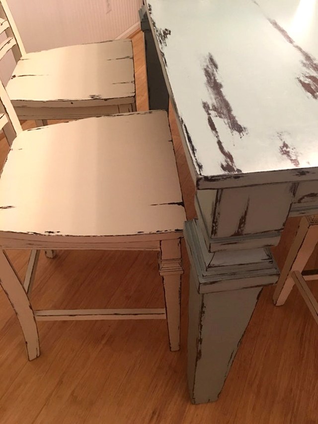 Stol i stolice koje izgledaju kao da su nacrtane