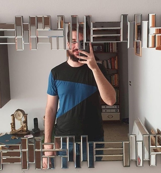 "Ogledalo u sestrinom stanu nije predviđeno za visoke ljude poput mene."