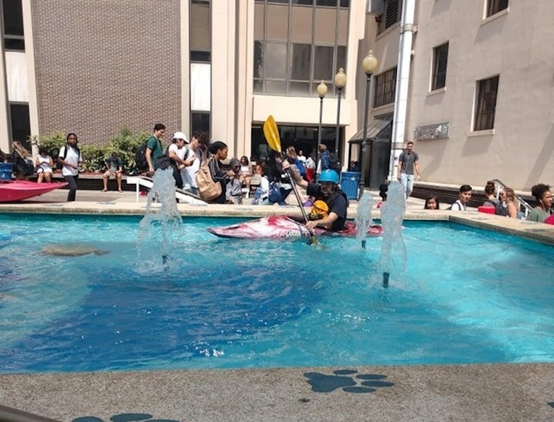 Tko kaže da ne možete testirati kajak u fontani?