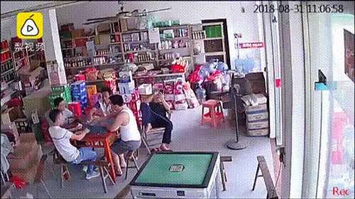 Nije ni primijetio da mu je novčanik ispao iz džepa, nadzorna kamera je otkrila neočekivanog lopova