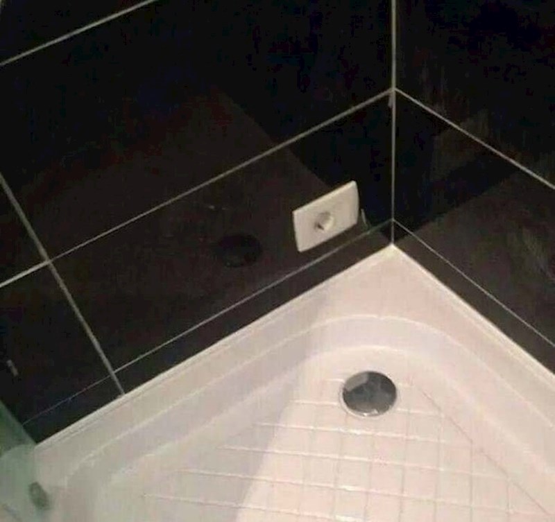 Utičnica u tuš kabini? Ma da, nema veze...