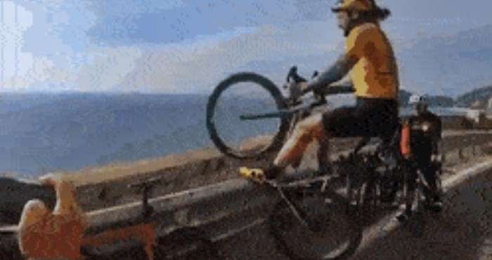 Biciklist je pred kamerom radio nevjerojatne stvari, centrimetri su ga dijelili od sigurne smrti