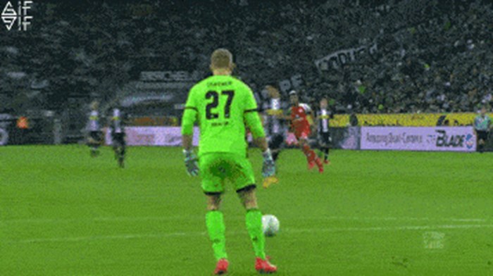 Smiješna scena na nogometnom terenu: Vratar zaboravio loptu, jedva se izvukao da ne primi gol