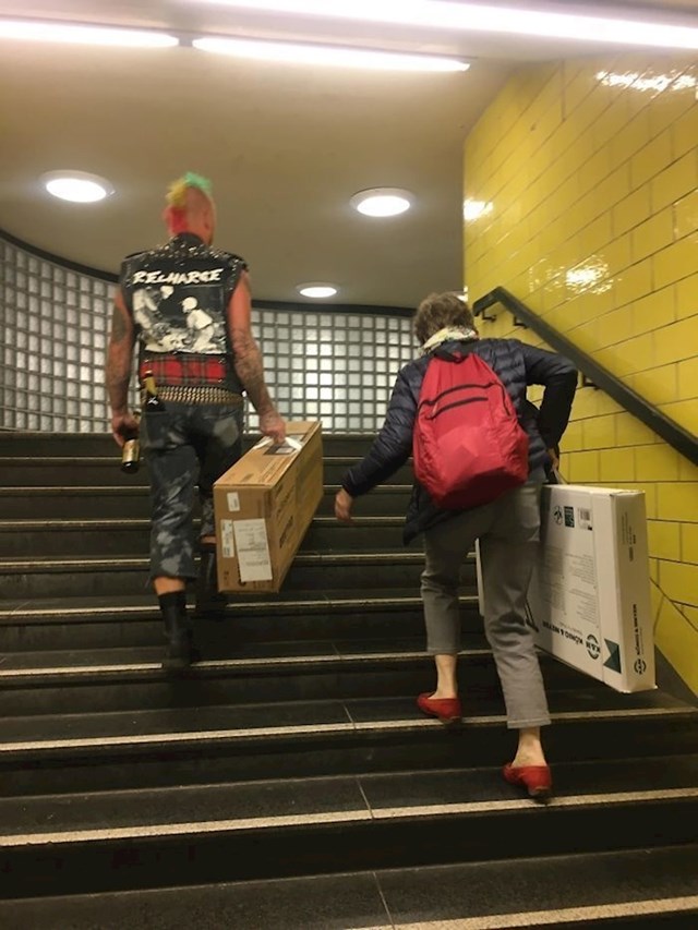 Tko kaže da su punkeri opasni? Ovaj mladić je u Berlinu pomogao starijoj ženi koja je sa sobom nosila teške kutije.