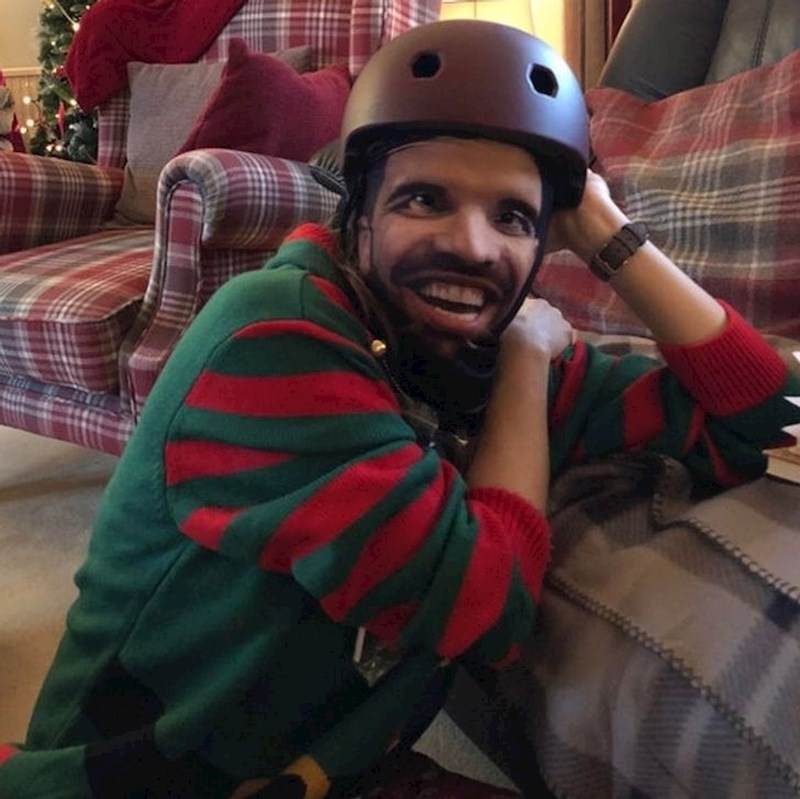 "Svojoj curi sam poklonio novu kacigu za bicikl, brat joj je poklonio fantomku s licem Drakea. Kad je isprobala poklone, izgledala je kao lik iz video igrice."