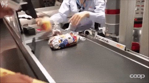 Na blagajni je stavio čokoladu na traku, zbunjenoj blagajnici je trebalo malo vremena da shvati foru