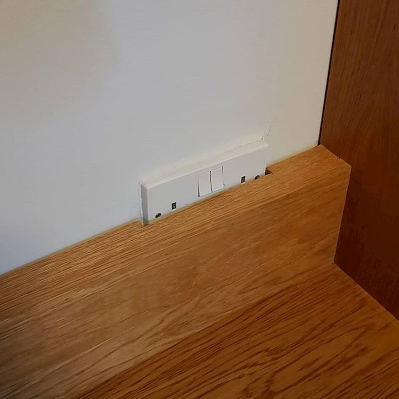 Ispod šaltera je utičnica koju nitko ne može koristiti.