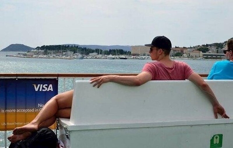 Mladić u čudnoj pozi