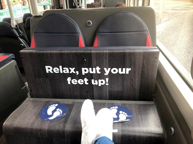 Ova sjedala u autobusu možete podići kako biste ispružili noge.