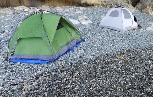 "Prenoćili smo na plaži, tek kasnije smo shvatili da smo imali sreće s plimom i osekom. Moglo je to biti vlažno iskustvo..."