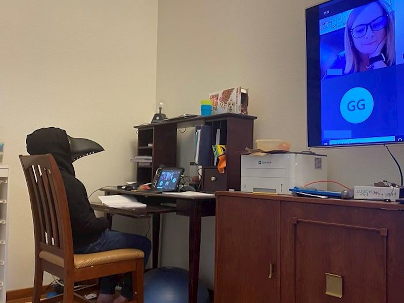 "Naš sin je krenuo u 5. razred. Danas je prije početka video nastave stavio masku koja savršeno opisuje 2020. godinu."