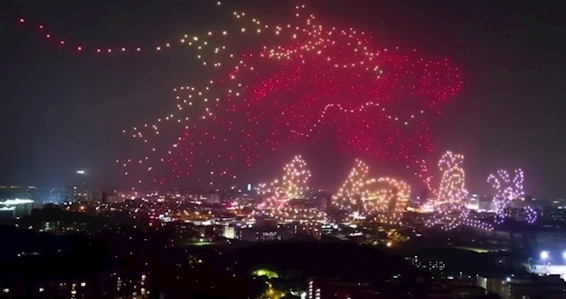 Kinezi su u zrak podigli tisuću osvijetljenih dronova i na spektakularan način proslavili godišnjicu osnutka