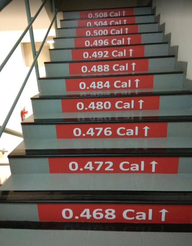 Na ovim stepenicama piše koliko ste kalorija potrošili penjanjem na viši kat.