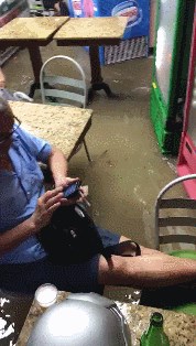 Ulice poplavljene, a oni uživaju: Nekim ljudima ništa ne može pokvariti dan