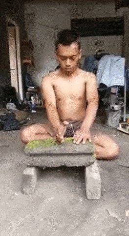 "Karatist" pokušava rukom lomiti debeli betonski blok, hoće li uspjeti? 