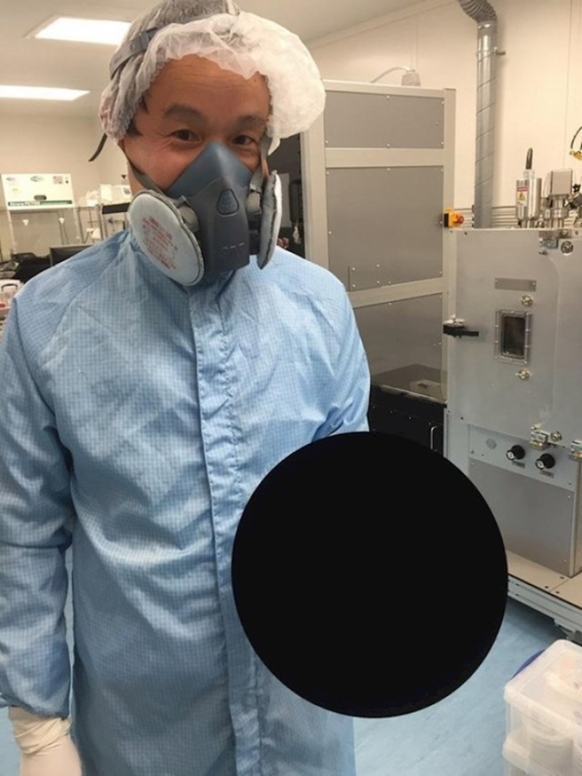 Ovaj čovjek drži predmet našprican vantablack crnom bojom. Na fotki izgleda kao cenzura.