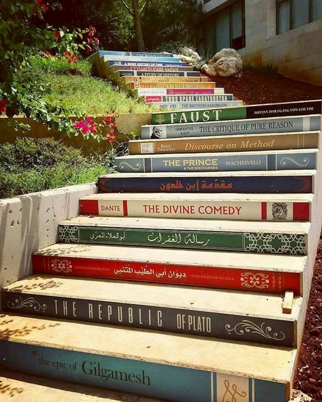 Stepenice koje izgledaju kao velike posložene knjige (slikano u Libanonu)