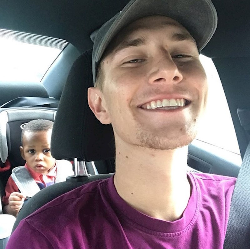 Taksist je vozio ženu u apoteku. Ostavila je sina u autu i već nakon 20 minuta dječak je taksista počeo zvati "tata".