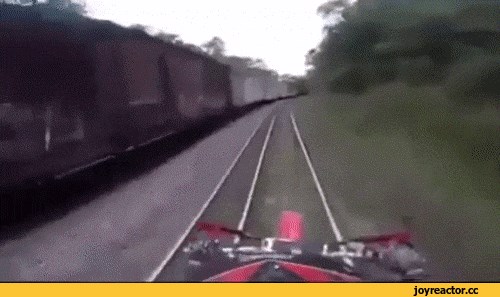 Za dlaku izbjegli sigurnu smrt: Motorima su jurili po pruzi, a onda su ugledali nadolazeći vlak