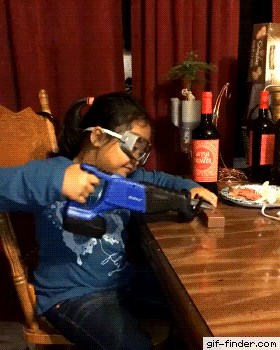 Tata je klinki davao savjete dok se igrala s alatom, a ona mu je uzvratila na smiješan način