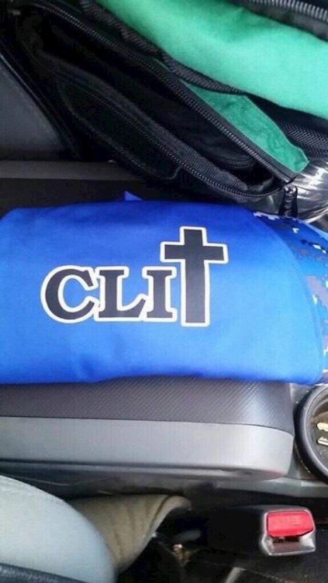 "Crkva je izradila majice za sportsko natjecanje. CLI je skraćenica za Christian Life Internarional. Križ izgleda kao slovo T. Sve zajedno izgleda kao da piše CLIT. Odrasli će shvatiti u čemu je problem."