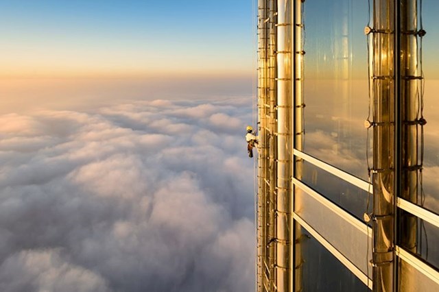 Izgleda kao scena iz Sci-Fi filma, ali je riječ o stvarnom svijetu. Fotografija prikazuje radnika koji čisti prozore na najvišoj građevini na svijetu, neboderu Burj Khalifa.