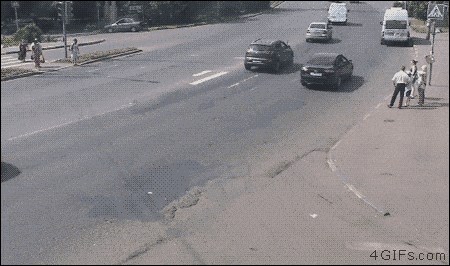 Genijalna osveta vozača kamiona: Ostali vozači nisu htjeli stati na pješačkom prijelazu, evo što je učinio