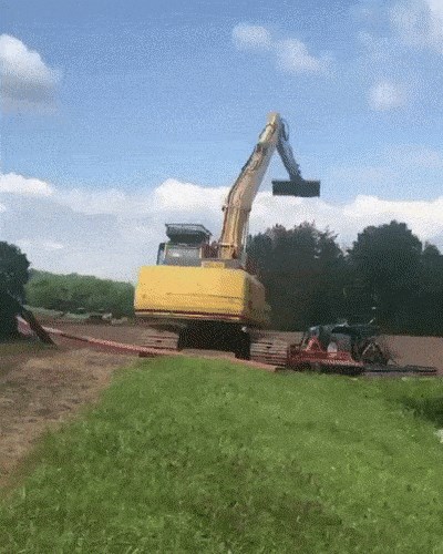 Kako iskoristiti velike bagere za uživanje u ljetu? Ovi likovi su imali zanimljivu ideju...