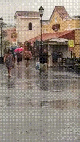 Muškarac napravio show nasred kišom natopljene ulice, prolaznici u nevjerici gledali što se događa