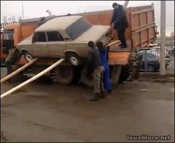 Istovar ovog auta trebao je biti jednostavan zadatak, no onda se sve zakompliciralo