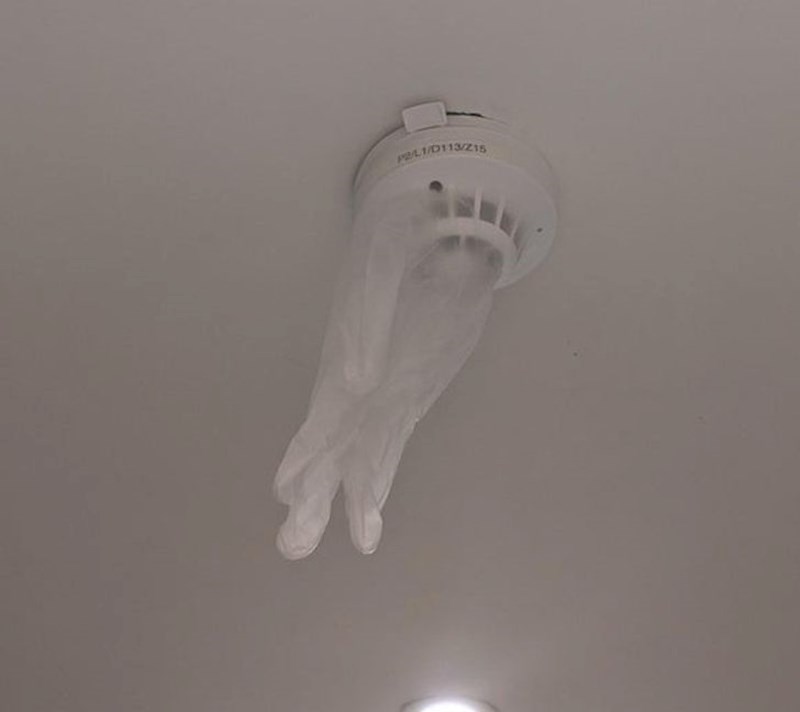 Netko je preko detektora dima objesio jednokratnu rukavicu.