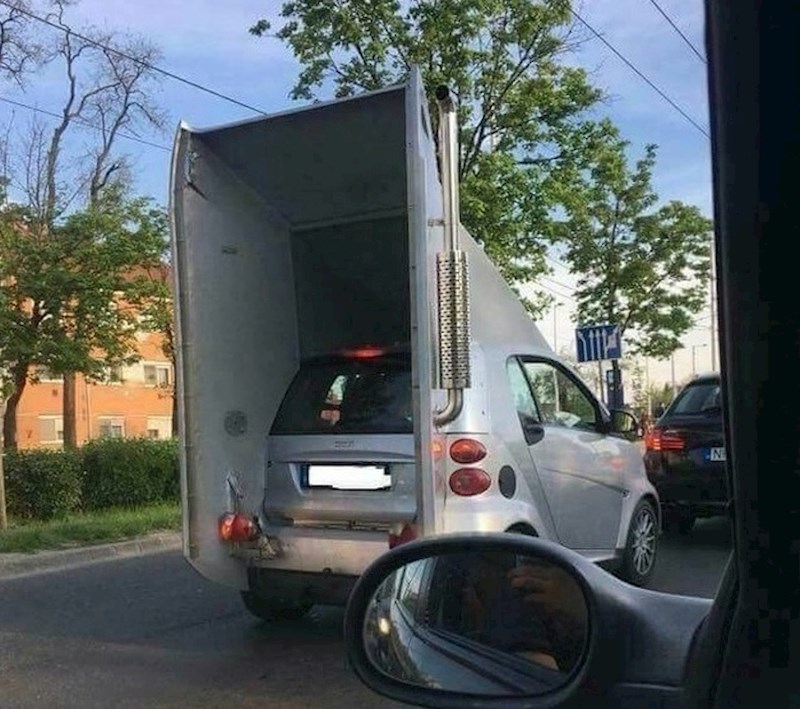 Kad vozač ispred njega pogleda u retrovizor, vidjet će kamion, međutim... :)