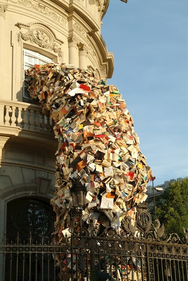 Umjetnička instalacija autorice Alicije Martine pokazuje 5000 knjiga koje se "izlijevaju" iz zgrade.