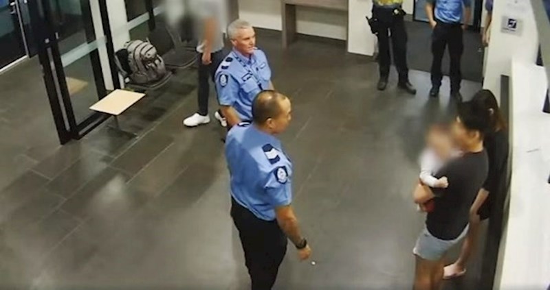 Roditelji su utrčali u policijsku postaju s bebom koja se počela gušiti, kamera je snimila kako je policajac reagirao