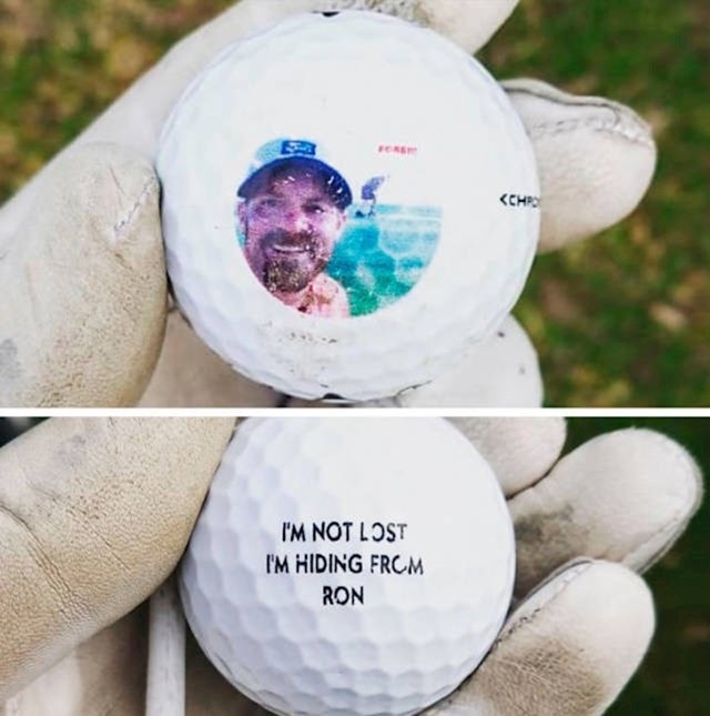 Netko je našao golf lopticu na kojoj piše "Nisam izgubljena, krijem se od Rona."