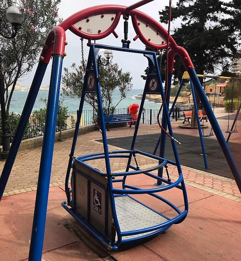 Ova ljuljačka omogućuje i ljudima u invalidskim kolicima da iskuse ljuljanje.